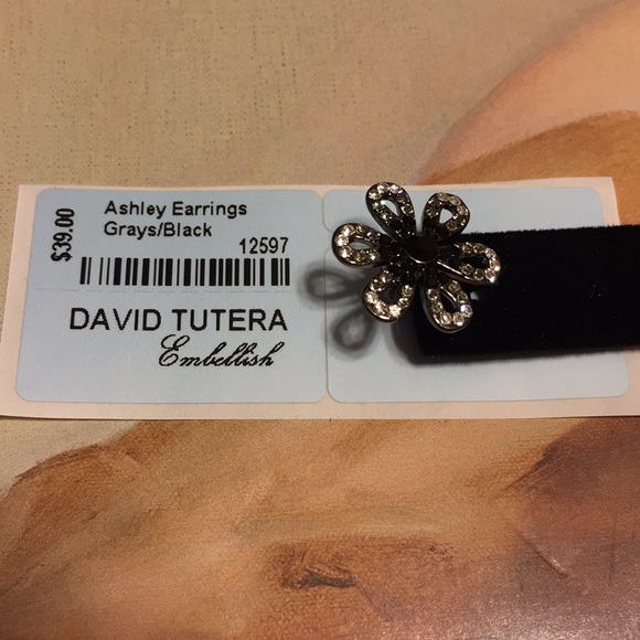 BNWT DAVID TUTERA EMBELLISHED BLACK CRYSTAL POST BACK EARRINGS - Picture 4 of 5